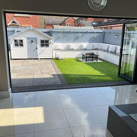Stunning Home In Astley Tyldesley Exterior photo