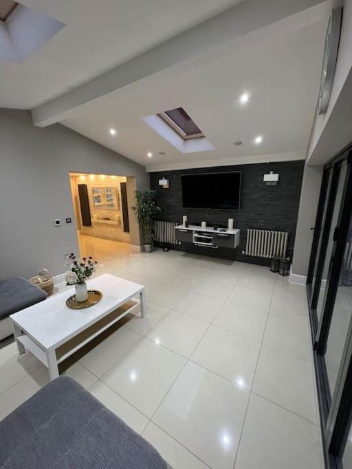 Stunning Home In Astley Tyldesley Exterior photo