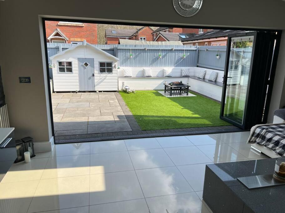 Stunning Home In Astley Tyldesley Exterior photo
